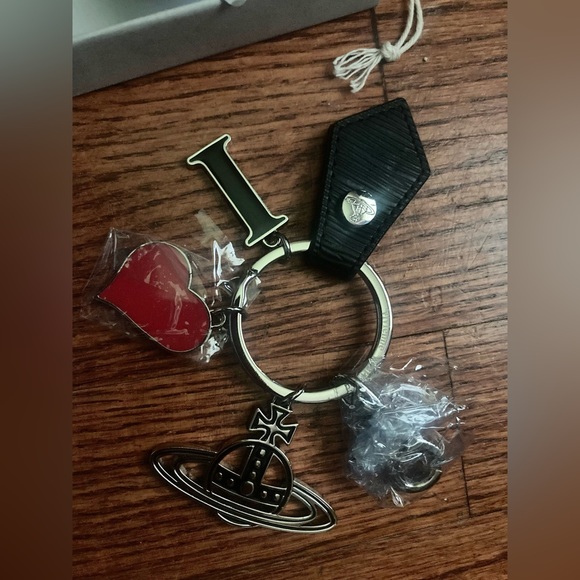 BNWT Vivienne Westwood I ❤️ 🛸 Bag Charm - Picture 2 of 7